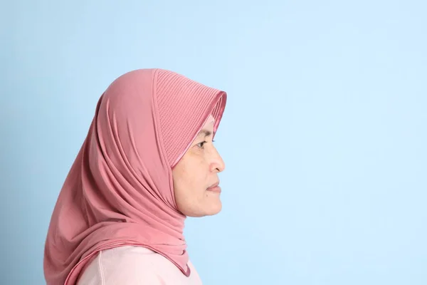 Mulher Sênior Sudeste Asiático Com Hijab Fundo Azul — Fotografia de Stock