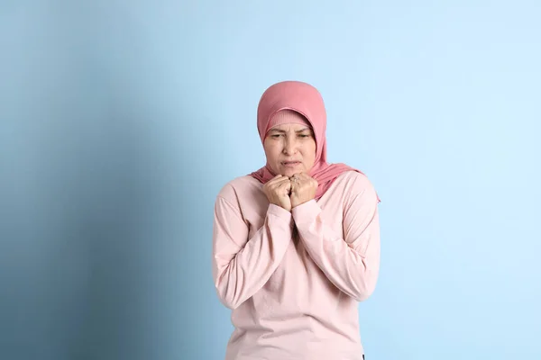 Den Seniora Sydostasiatiska Kvinnan Med Hijab Stående Den Blå Bakgrunden — Stockfoto