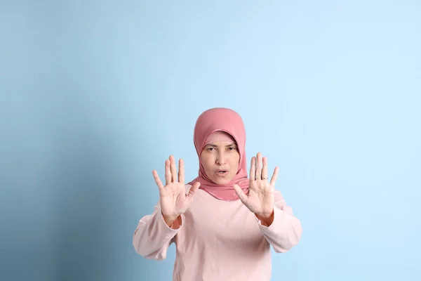 Mujer Mayor Del Sudeste Asiático Con Hiyab Pie Sobre Fondo —  Fotos de Stock