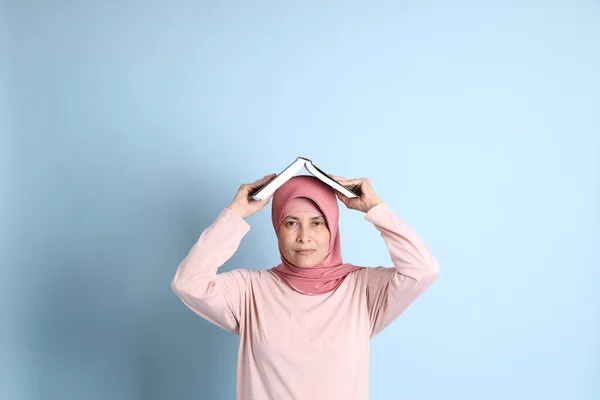 Mulher Sênior Sudeste Asiático Com Hijab Fundo Azul — Fotografia de Stock