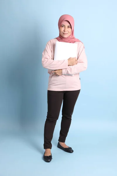 Den Seniora Sydostasiatiska Kvinnan Med Hijab Stående Den Blå Bakgrunden — Stockfoto