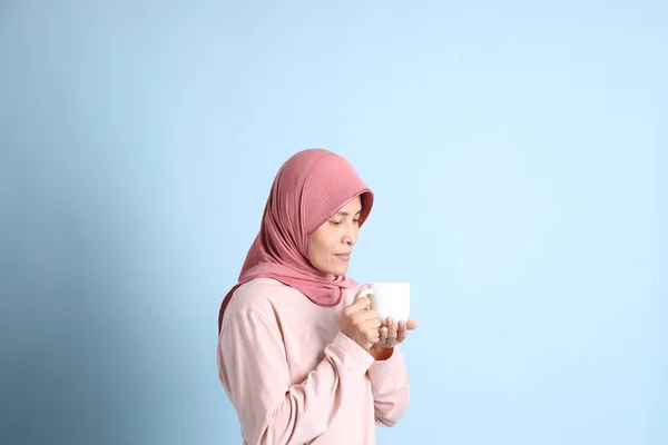 Den Seniora Sydostasiatiska Kvinnan Med Hijab Stående Den Blå Bakgrunden — Stockfoto