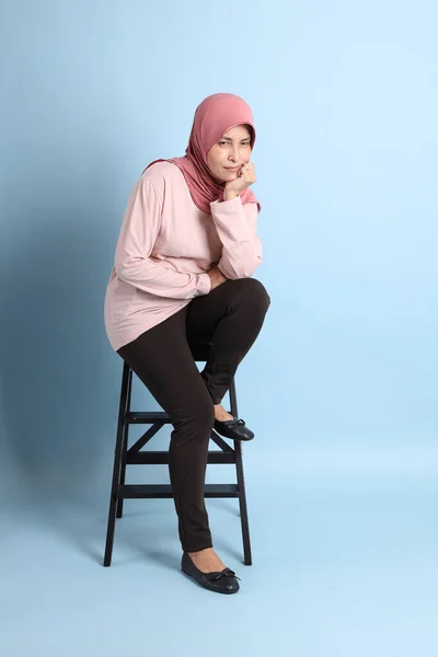 Senior Southeast Asian Woman Hijab Sitting Blue Background — Stock Photo, Image