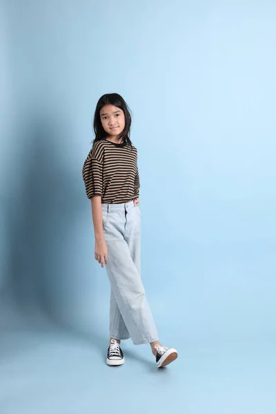 Mladá Asijská Dívka Hnědou Košili Modrém Pozadí — Stock fotografie