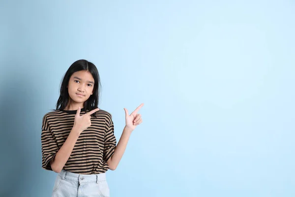 Joven Chica Asiática Con Camisa Marrón Fondo Azul —  Fotos de Stock