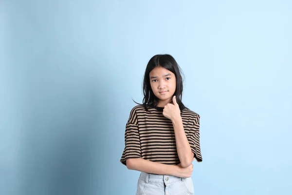 Het Jonge Aziatische Meisje Met Bruin Shirt Blauwe Achtergrond — Stockfoto