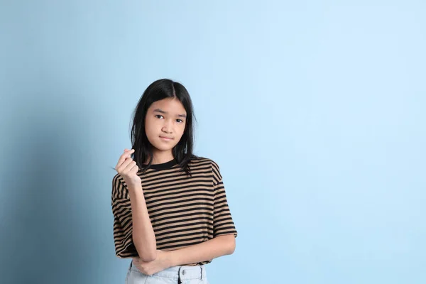 Jovem Menina Asiática Com Camisa Marrom Fundo Azul — Fotografia de Stock