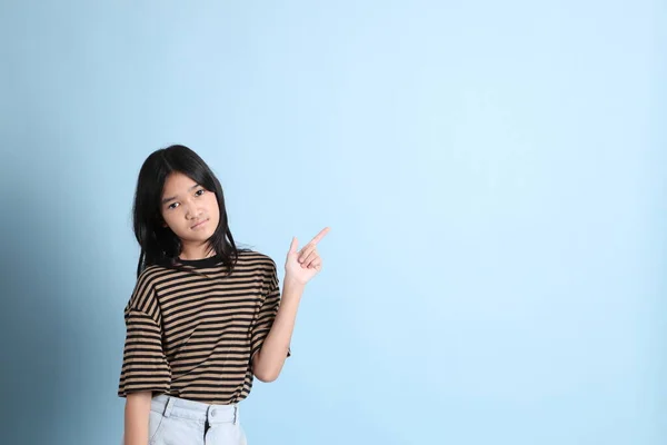 Jovem Menina Asiática Com Camisa Marrom Fundo Azul — Fotografia de Stock