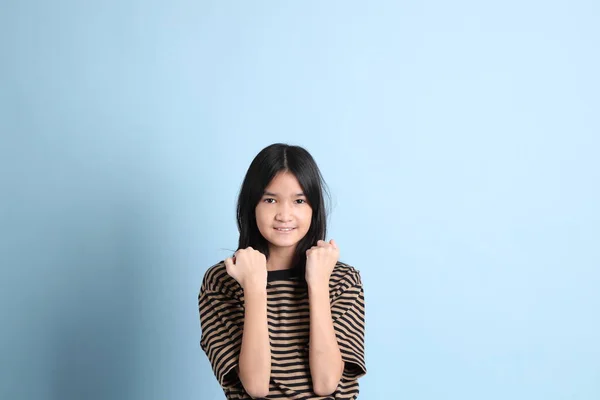 Mavi Arka Planda Kahverengi Gömlekli Genç Asyalı Kız — Stok fotoğraf