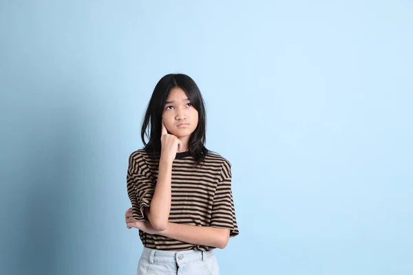 Joven Chica Asiática Con Camisa Marrón Fondo Azul —  Fotos de Stock
