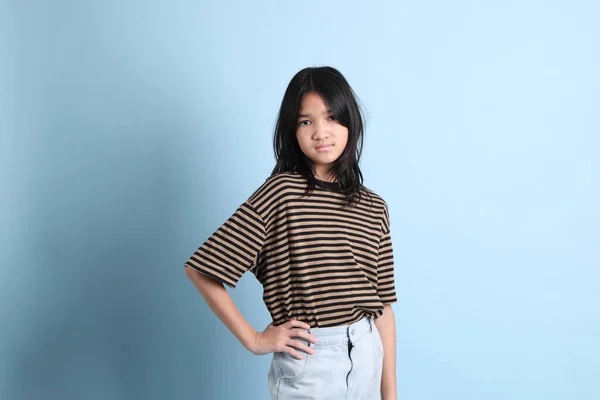 Jovem Menina Asiática Com Camisa Marrom Fundo Azul — Fotografia de Stock