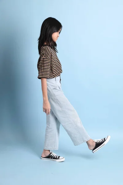 Jovem Menina Asiática Com Camisa Marrom Fundo Azul — Fotografia de Stock