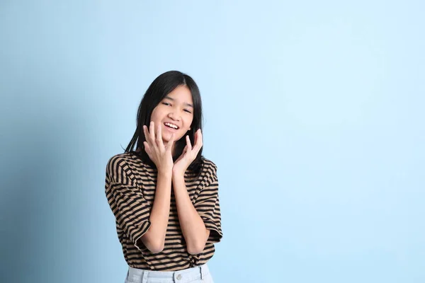 Jovem Menina Asiática Com Camisa Marrom Fundo Azul — Fotografia de Stock