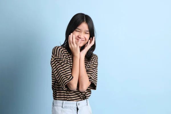 Fiatal Ázsiai Lány Barna Ing Kék Háttér — Stock Fotó