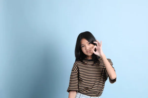 Jovem Menina Asiática Com Camisa Marrom Fundo Azul — Fotografia de Stock