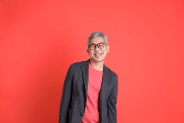 Asyalı kıdemli iş adamı orgazm arka planında duruyor..