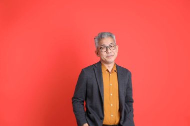 Asyalı kıdemli iş adamı orgazm arka planında duruyor..