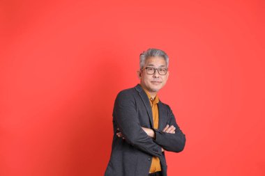 Asyalı kıdemli iş adamı orgazm arka planında duruyor..