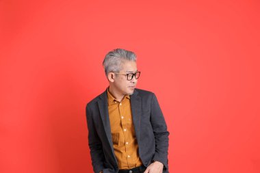 Asyalı kıdemli iş adamı orgazm arka planında duruyor..