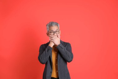 Asyalı kıdemli iş adamı orgazm arka planında duruyor..