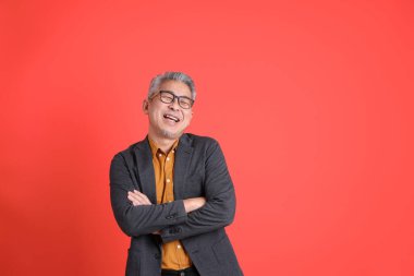 Asyalı kıdemli iş adamı orgazm arka planında duruyor..