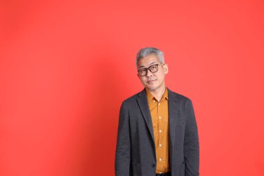 Asyalı kıdemli iş adamı orgazm arka planında duruyor..