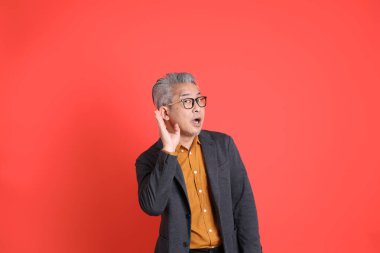 Asyalı kıdemli iş adamı orgazm arka planında duruyor..