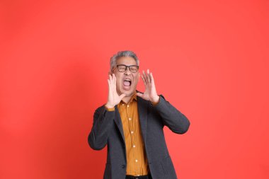 Asyalı kıdemli iş adamı orgazm arka planında duruyor..