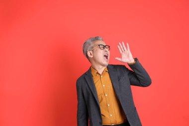 Asyalı kıdemli iş adamı orgazm arka planında duruyor..