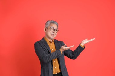 Asyalı kıdemli iş adamı orgazm arka planında duruyor..