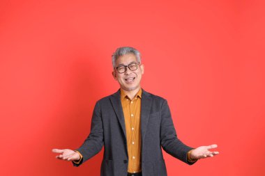 Asyalı kıdemli iş adamı orgazm arka planında duruyor..