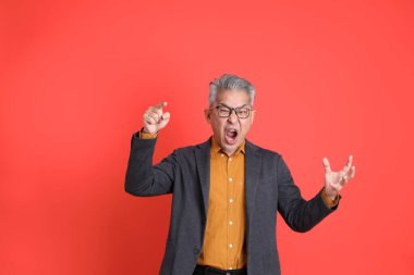 Asyalı kıdemli iş adamı orgazm arka planında duruyor..