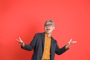 Asyalı kıdemli iş adamı orgazm arka planında duruyor..