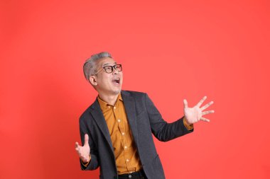 Asyalı kıdemli iş adamı orgazm arka planında duruyor..