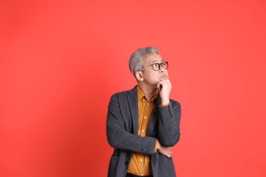 Asyalı kıdemli iş adamı orgazm arka planında duruyor..