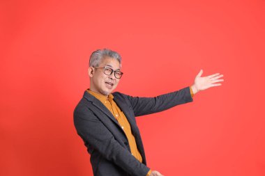 Asyalı kıdemli iş adamı orgazm arka planında duruyor..