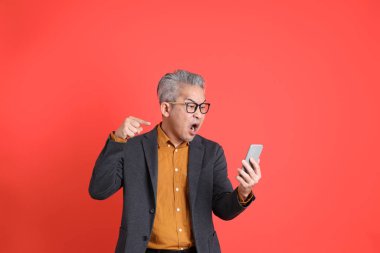 Asyalı kıdemli iş adamı orgazm arka planında duruyor..