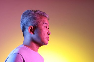 Neon ışıklı, güneş gözlüklü Asyalı adam.,