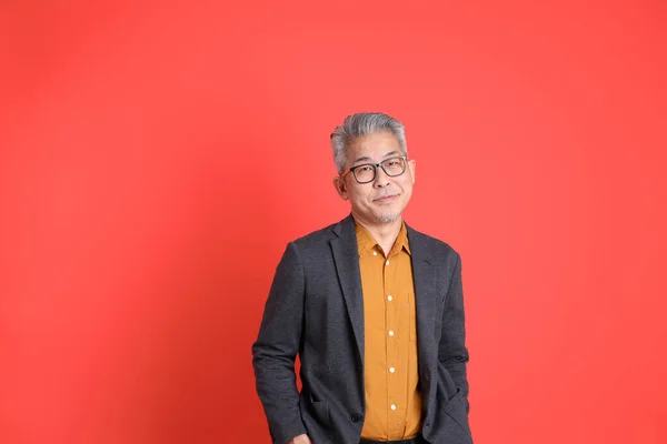 Den Ledande Asiatiska Affärsmannen Står Ornage Bakgrund — Stockfoto