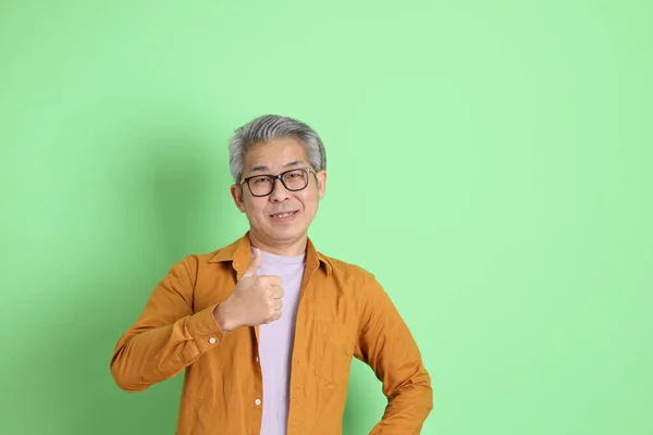 Les Années Homme Asiatique Adulte Avec Chemise Jaune Debout Sur — Photo