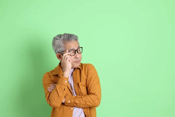 Jaren Volwassen Aziatische Man Met Geel Shirt Groene Achtergrond — Stockfoto