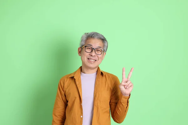 Talet Vuxen Asiatisk Man Med Gul Skjorta Står Den Gröna — Stockfoto