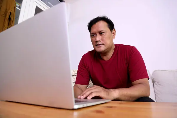 40S Adulto Asiatico Uomo Working Laptop Casa — Foto Stock