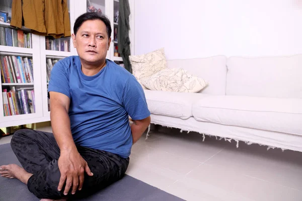 Uomo Asiatico Sovrappeso Degli Anni Che Guarda Programma Esercizi Televisione — Foto Stock