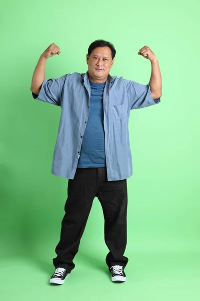 40S Dospělý Nadváha Asiat Muž Stojící Zeleném Pozadí — Stock fotografie