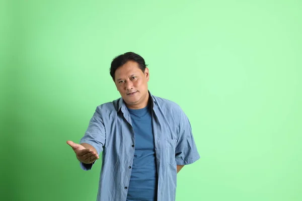 Jaren Volwassen Overgewicht Aziatische Man Staan Groene Achtergrond — Stockfoto