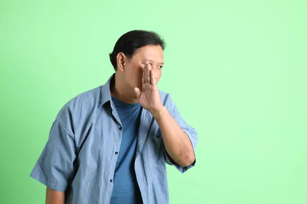 Gli Anni Adulto Sovrappeso Asiatico Uomo Piedi Sullo Sfondo Verde — Foto Stock