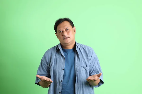 Gli Anni Adulto Sovrappeso Asiatico Uomo Piedi Sullo Sfondo Verde — Foto Stock