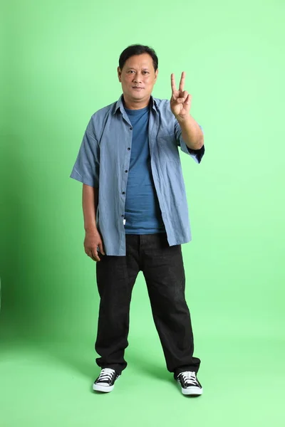 Anos Adulto Acima Peso Asiático Homem Sobre Fundo Verde — Fotografia de Stock
