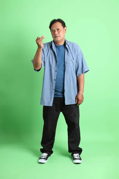 Ενήλικες Υπέρβαροι Ασιάτης Άνδρας Στέκεται Στο Πράσινο Φόντο — Φωτογραφία Αρχείου